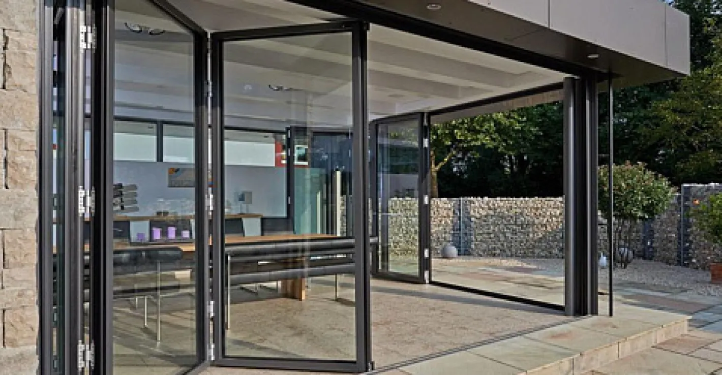 Оцените новый уровень комфорта с удобными алюминиевыми дверями на террасу.