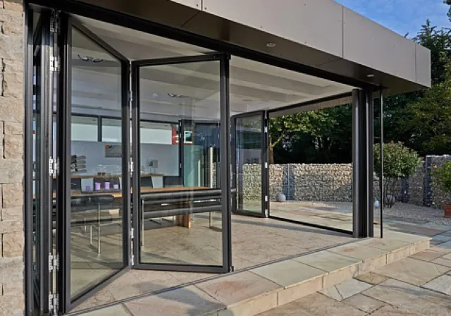 Алюминиевые двери гармошки для террасы