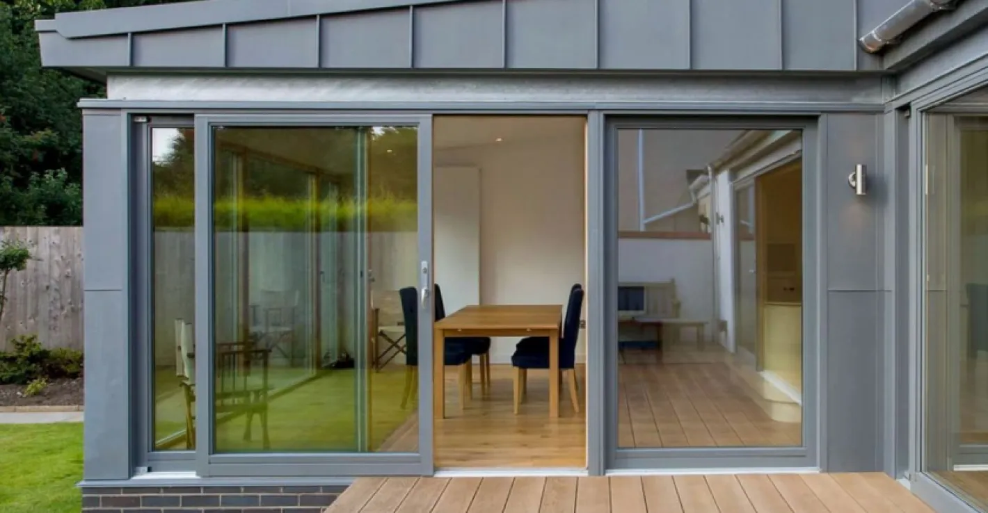 Алюминиевые двери — сочетание эстетики, безопасности и простой эксплуатации для беседки.