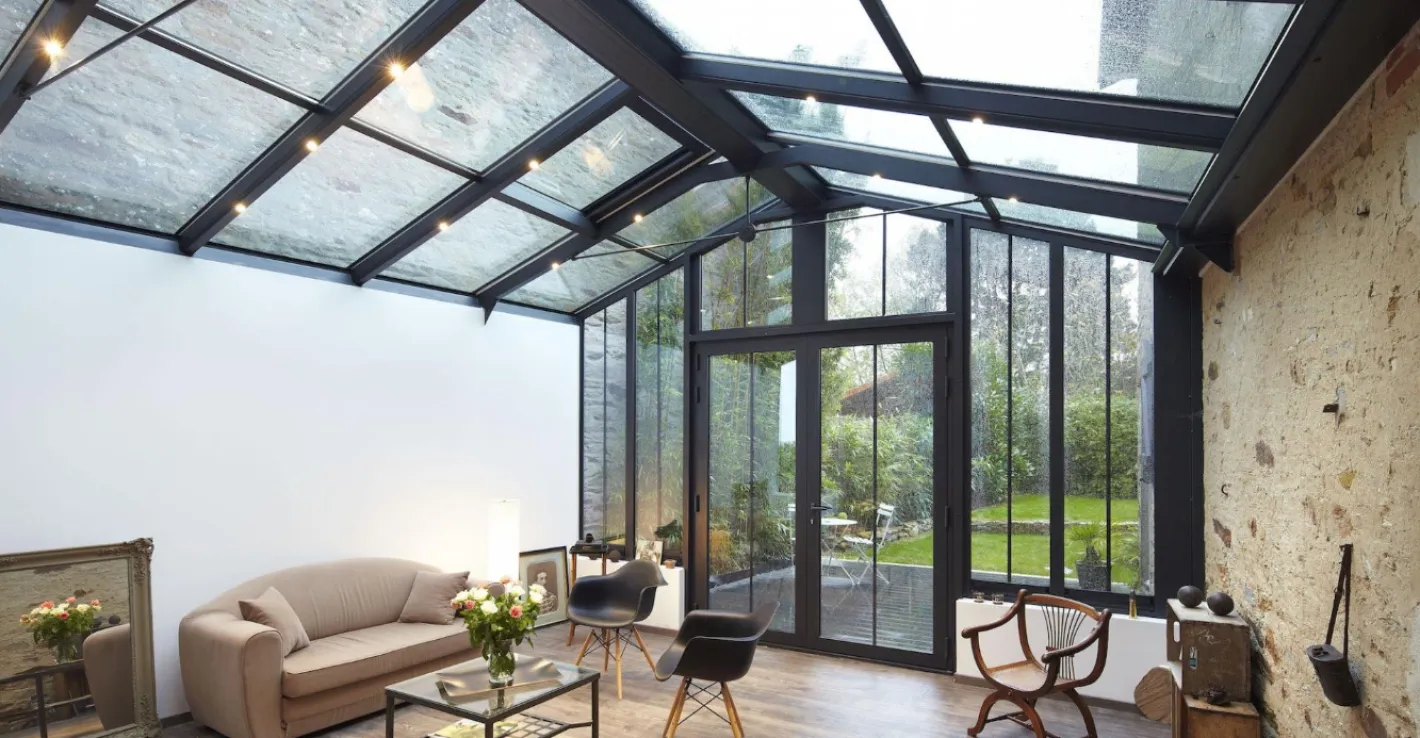 Двухскатная стеклянная крыша - минимум конструкций, максимум света.