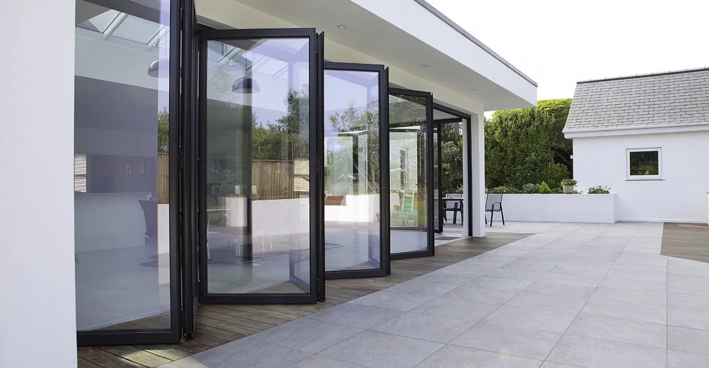 Большие складные двери гармошка остаются практичным решением для определенных задач в дизайне интерьера.