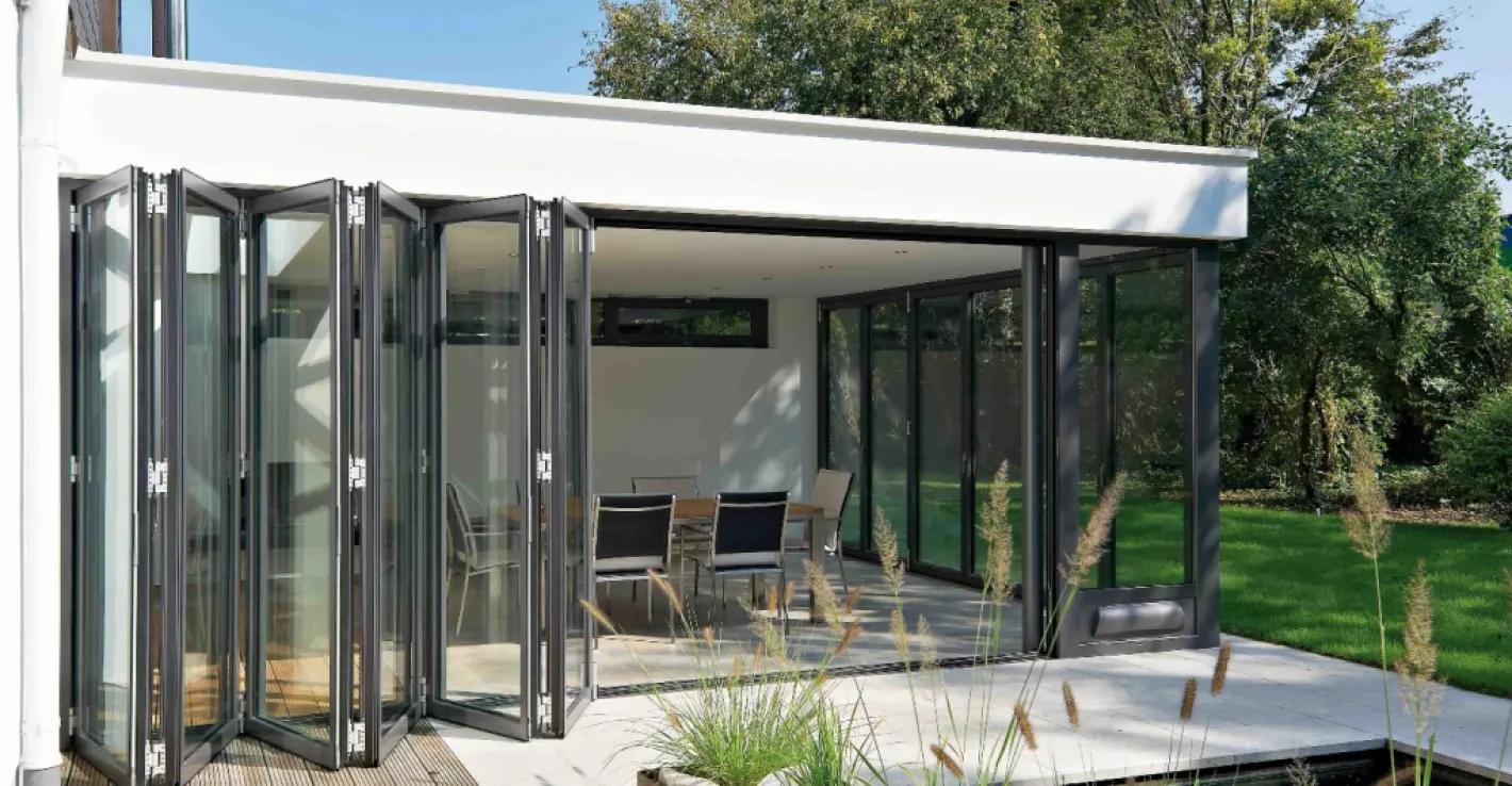 Алюминиевые двери-гармошка в беседке легко объединяют внутреннее пространство с природой.