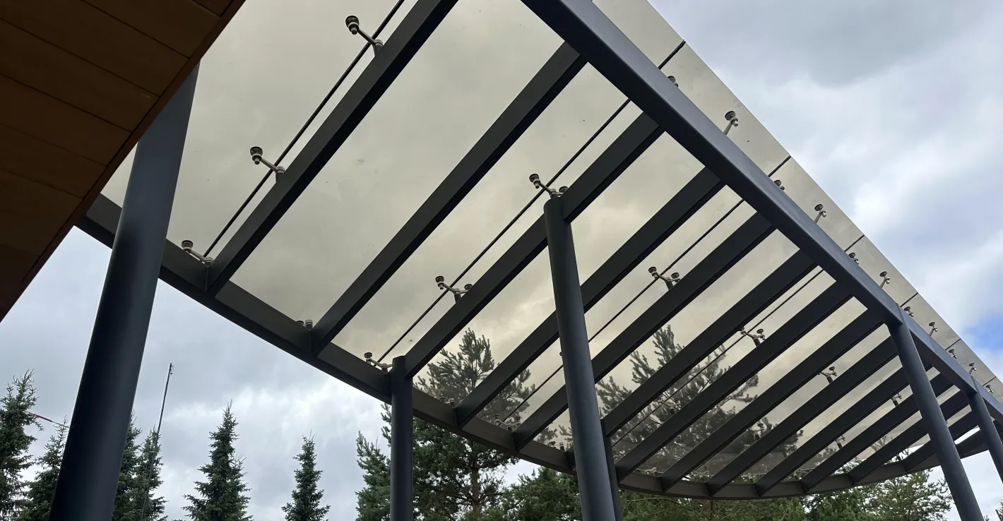 Стеклянный навес на спайдерах добавляет света и визуальной лёгкости.