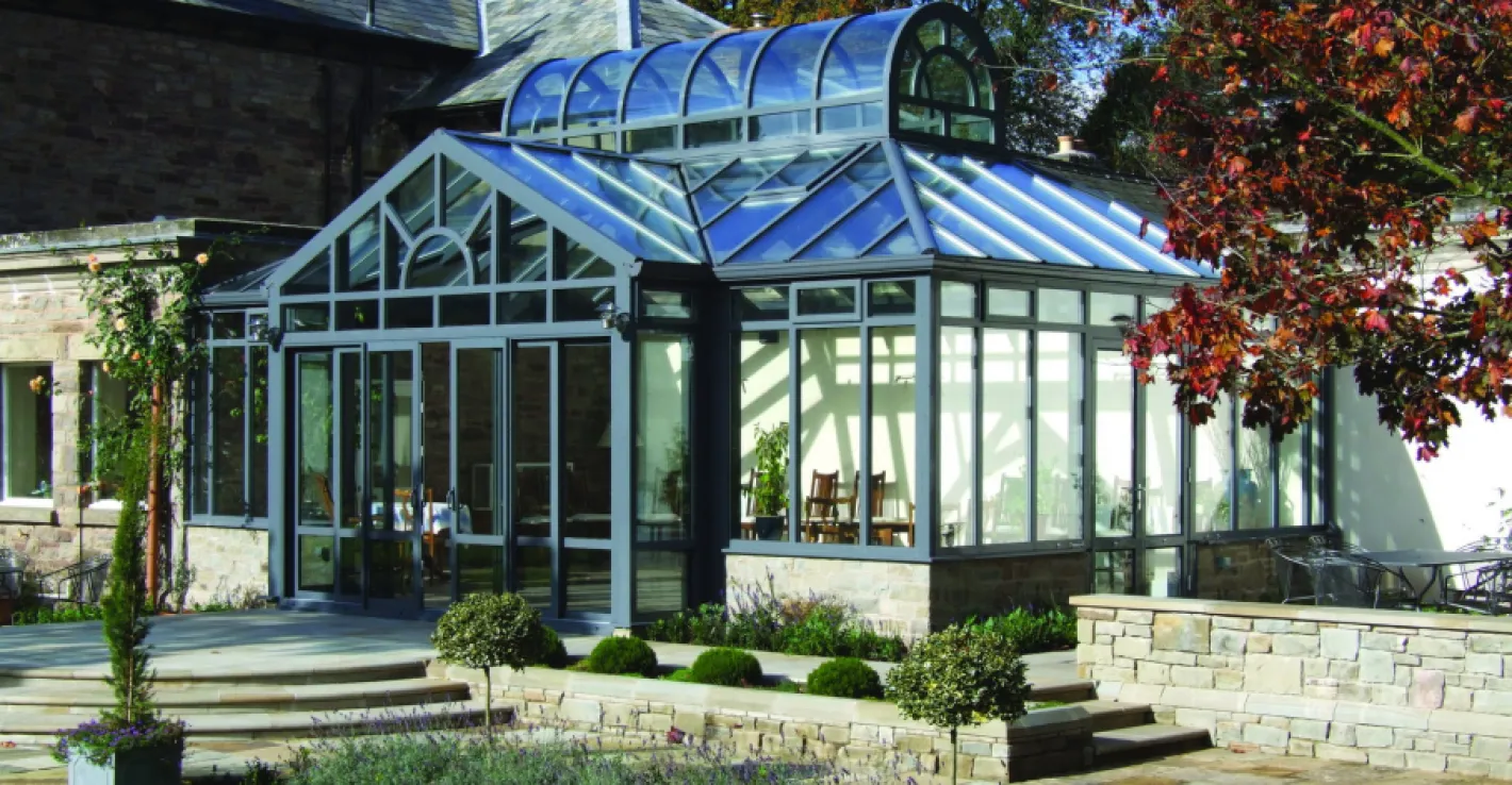 Создайте атмосферу живого сада прямо у себя дома с зимней оранжереей.