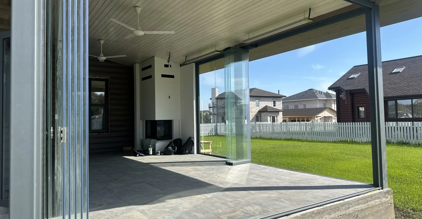 Открывание створок происходит по принципу перелистывания книжных страниц