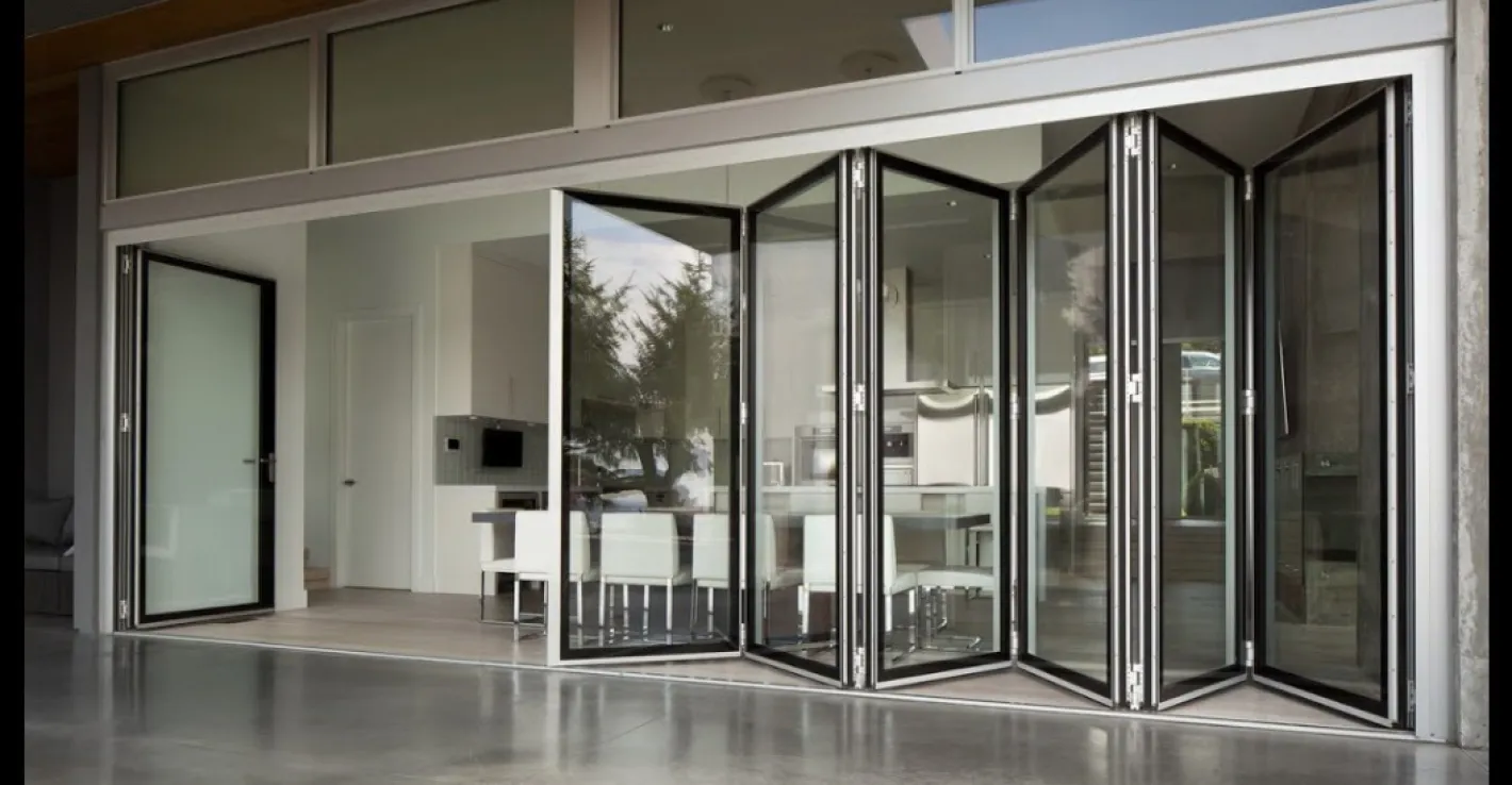 Двери-гармошка из алюминия — современное решение для дома.