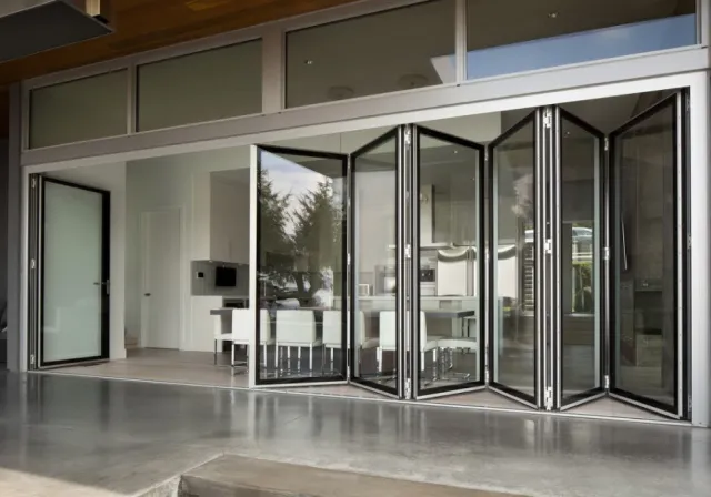 Алюминиевые двери гармошка в дом