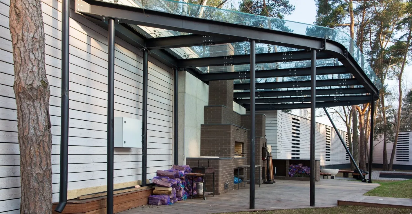 Криволинейная форма навеса делает входную группу современнее и светлее.