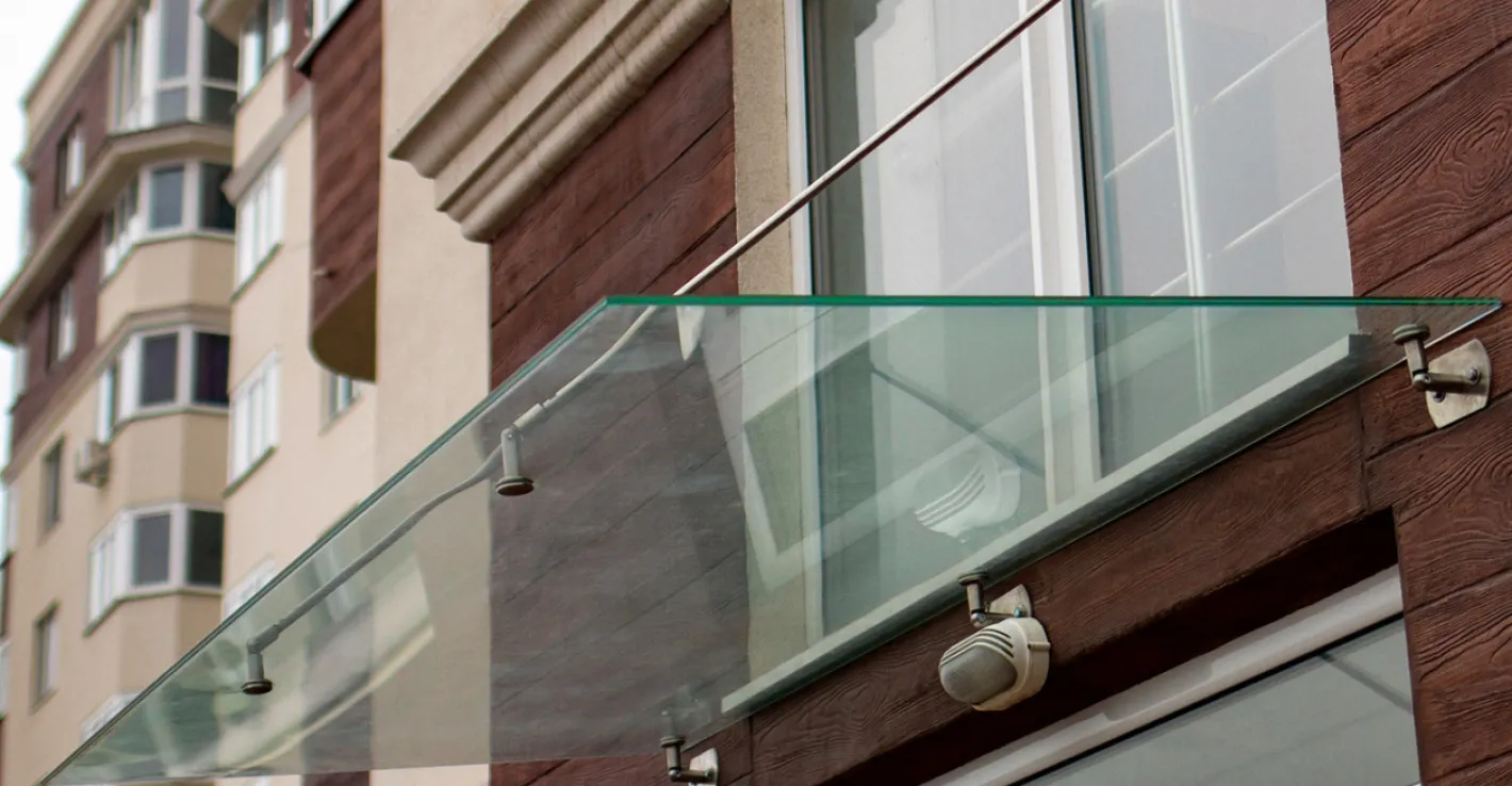 Стеклянный козырёк помогает содержать крыльцо чистым и делает вход более привлекательным.