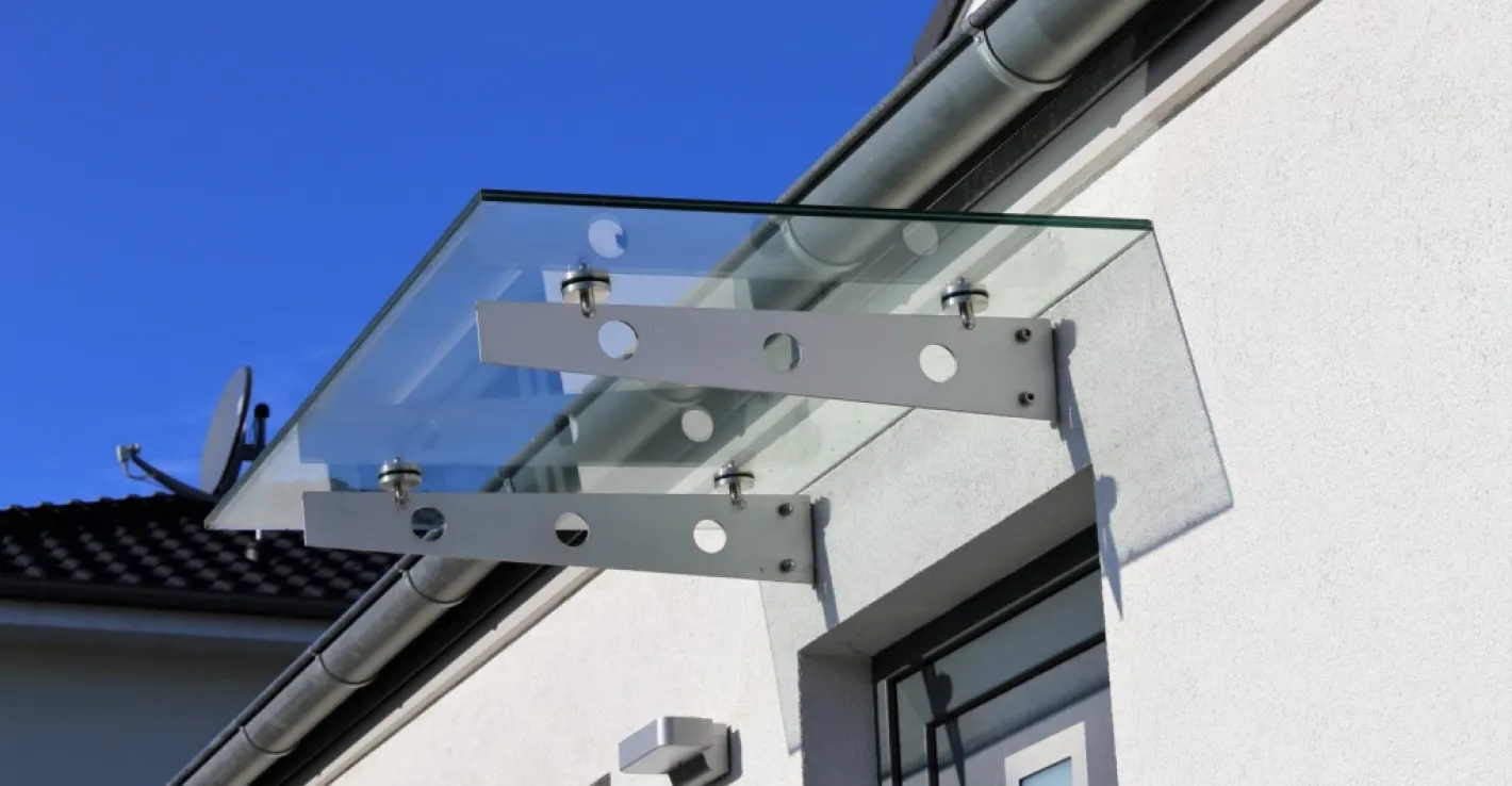 Прозрачный козырёк над дверью обеспечивает комфорт и долговечную красоту фасада. Прозрачный козырёк над дверью обеспечивает комфорт и долговечную красоту фасада.