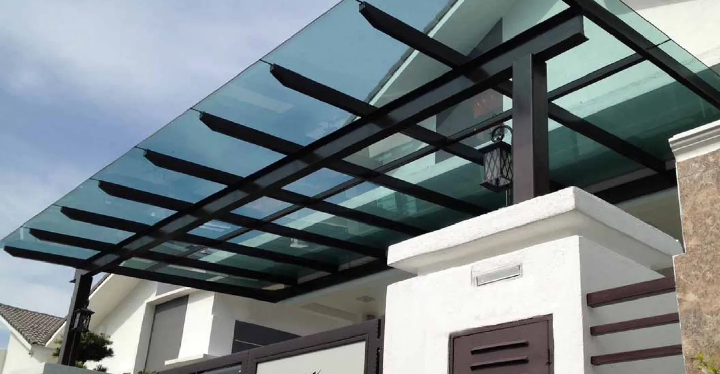 Стеклянный навес над входом защищает от осадков и украшает фасад здания. Стеклянный навес над входом защищает от осадков и украшает фасад здания.