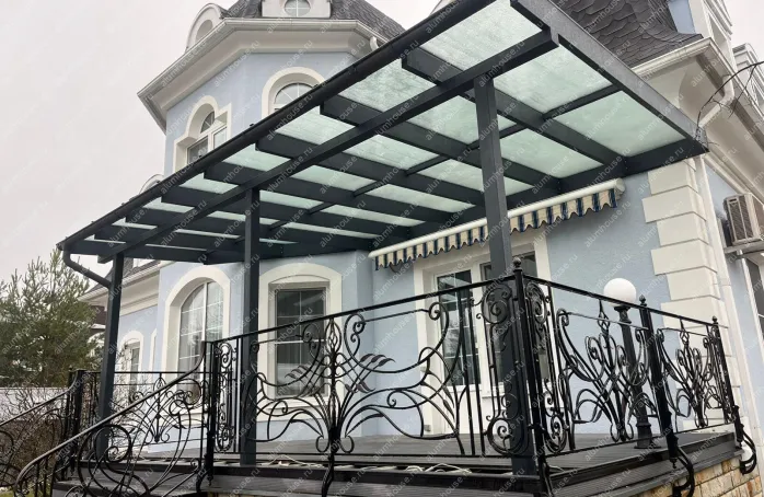 Почему выбирают  стеклянные навесы