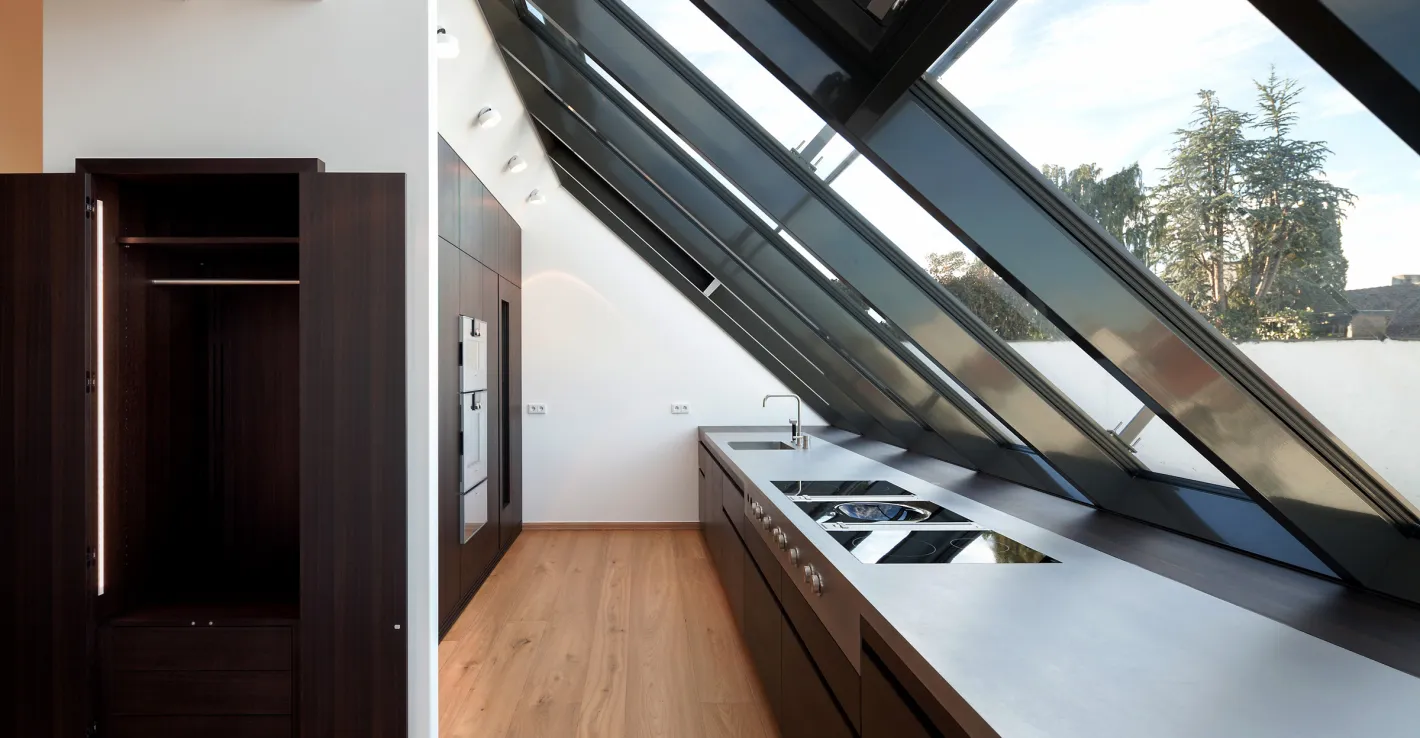 Односкатная крыша из стекла и алюминия подчёркивает минимализм и долговечность.