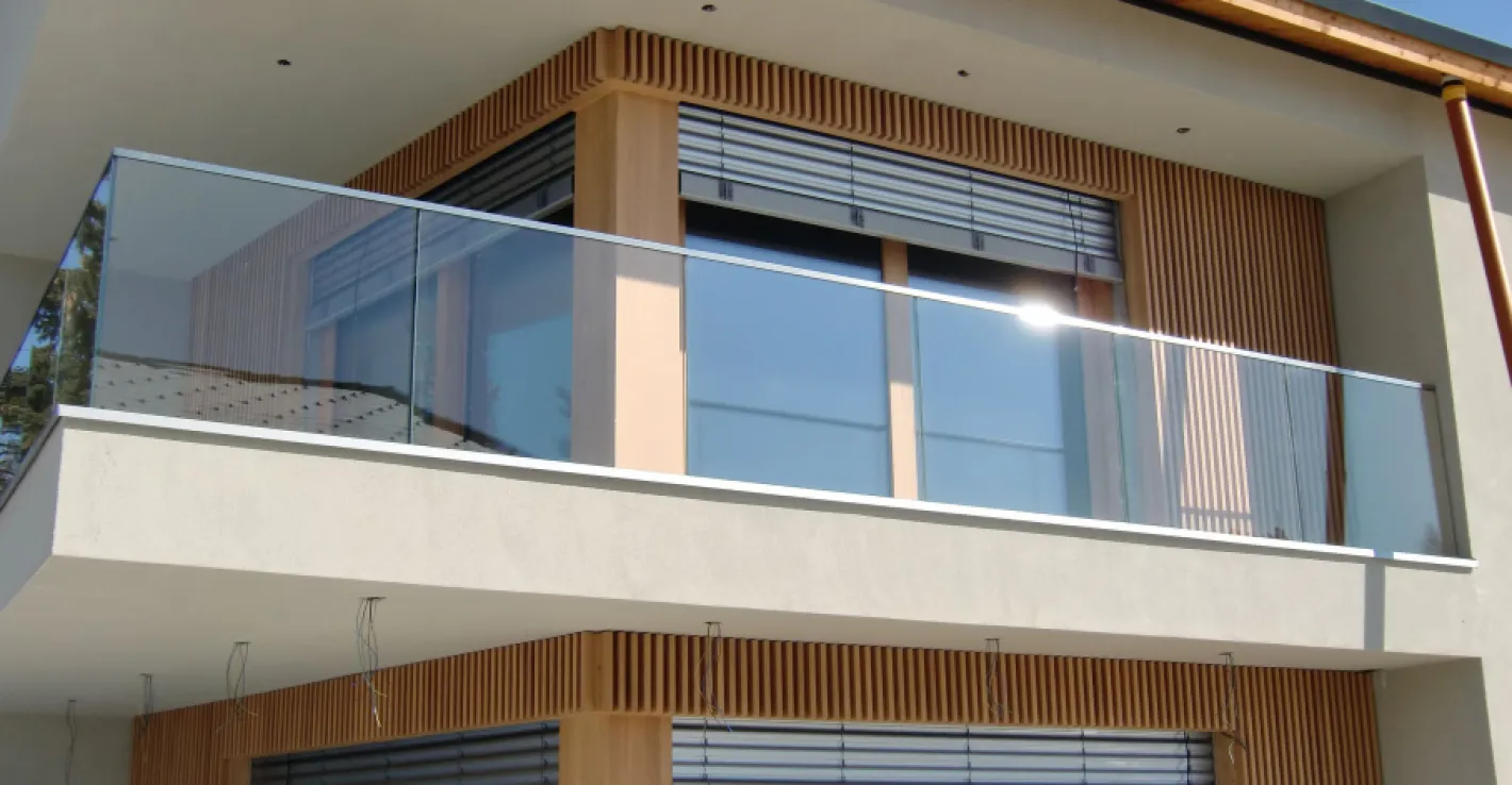 Ограждения из стекла подчёркивают стиль балкона и обеспечивают безопасность.