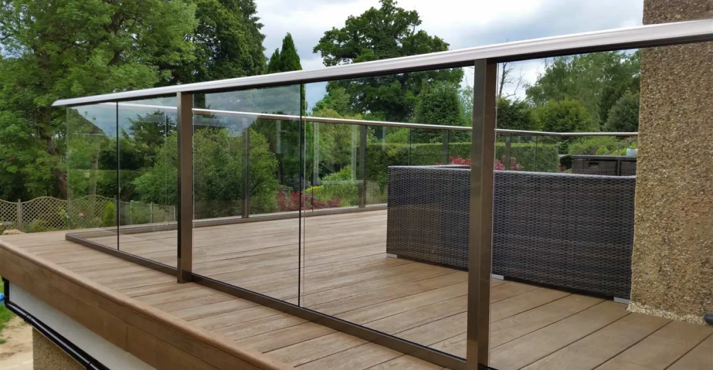 Ограждения из стекла создают лёгкость и наполняют террасу естественным светом.