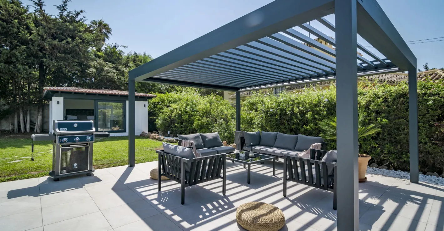 Алюминиевая беседка создаёт тень и укрытие для мангала и гостей.