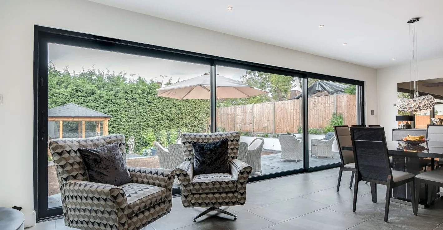 Панорамные двери легко вписываются в любой интерьер