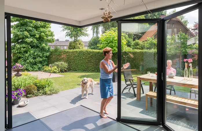 Почему выбирают алюминиевые складные двери гармошка