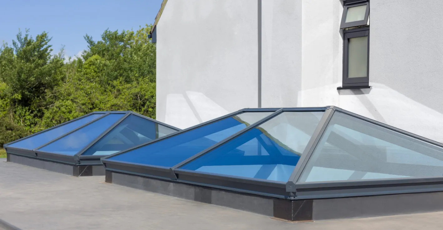 Крыша из стекла на прижимных планках уверенно выдерживает высокие нагрузки.