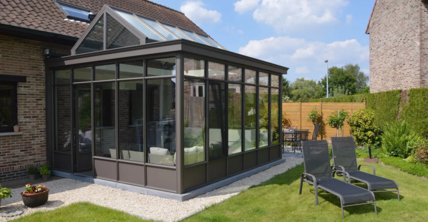 Больше солнечного света и живой природы — всё это даёт зимний сад, пристроенный к дому.