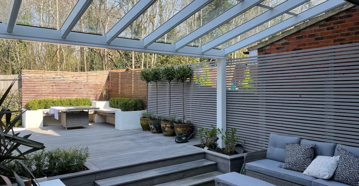 Терраса со стеклянной крышей наполняет пространство светом и защищает от осадков.