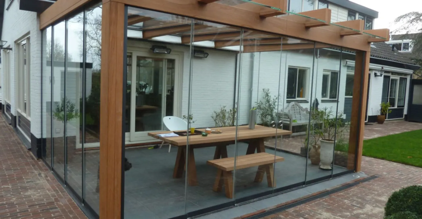 Современный стеклянный навес придаёт лёгкость и стиль любой беседке.