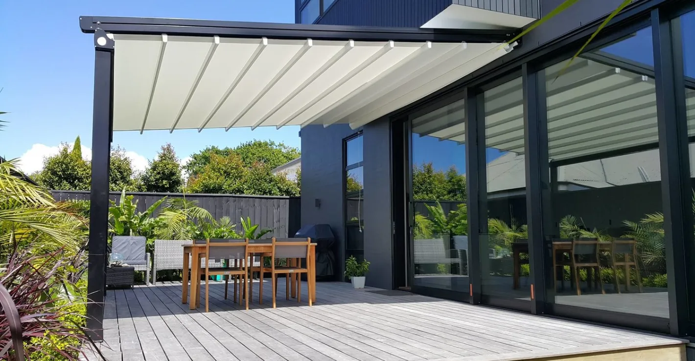 Не упустите возможность создать уютную зону отдыха в вашем саду с помощью пристенной алюминиевой перголы с тентом!