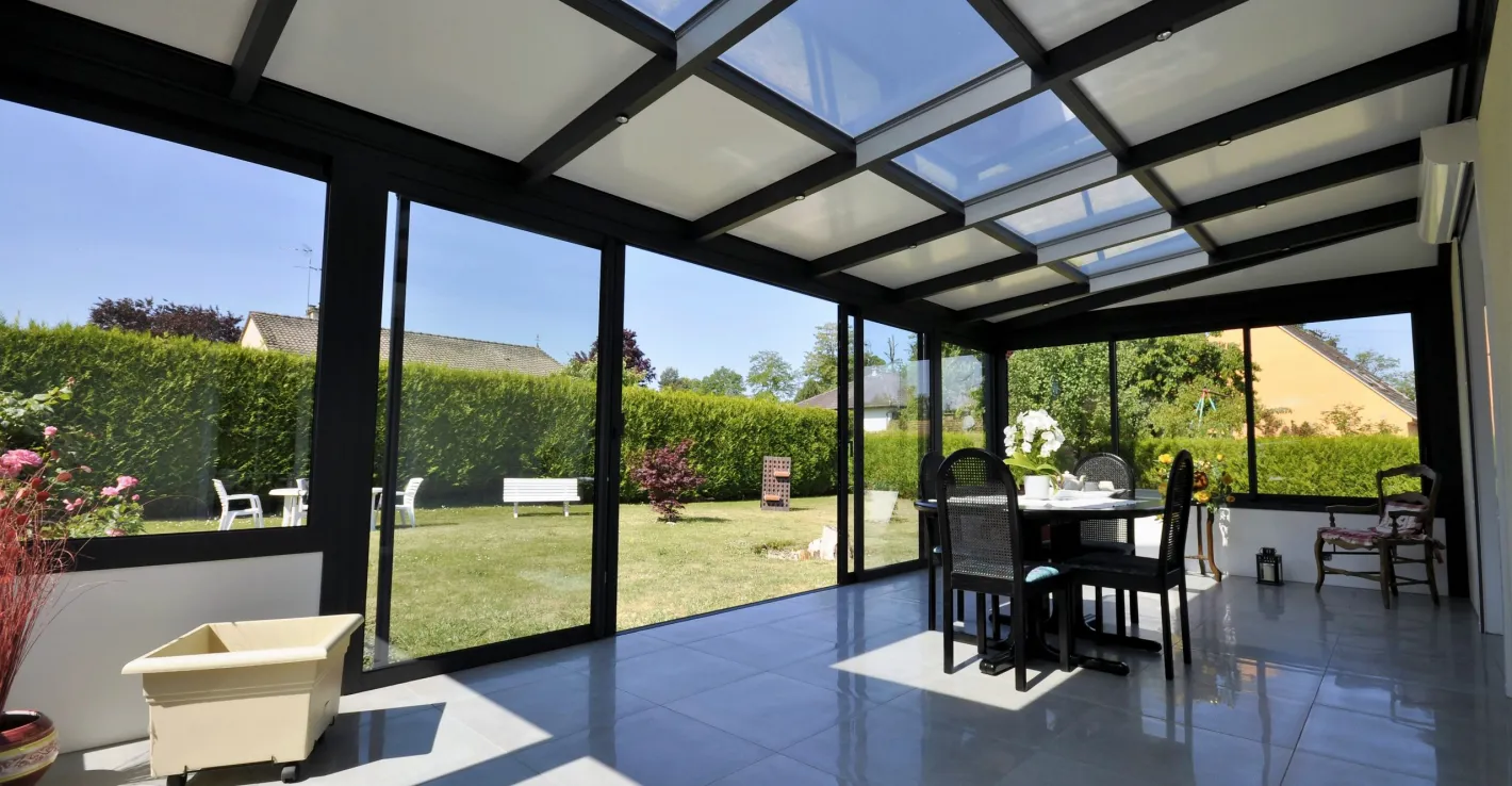 Алюминиевые рамы и тёплые стеклопакеты делают веранду функциональной круглый год.