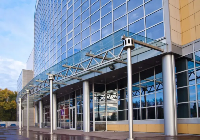 Стеклянные навесы для торговых центров