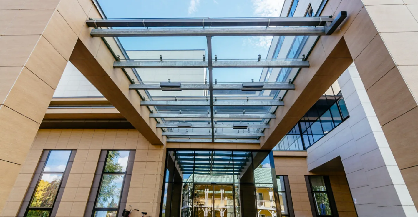 Прозрачный козырёк делает вход в торговый центр удобным для посетителей при любой погоде.