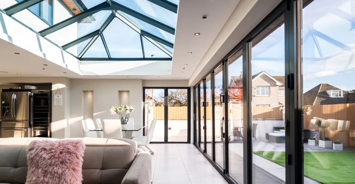 Стеклянная трёхскатная кровля сочетает панорамное освещение и выразительную геометрию.