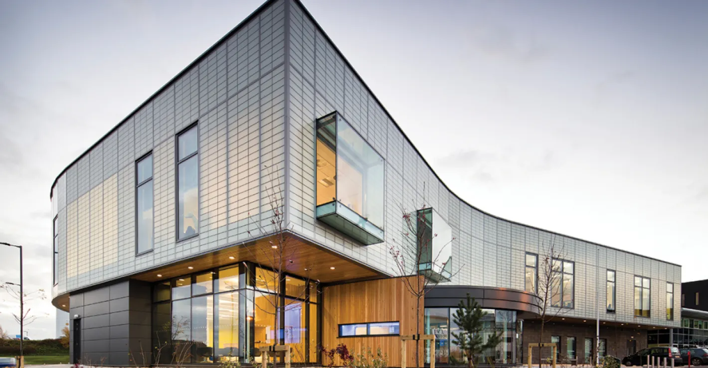 Стеклянный фасад подчеркивает стиль и статус торгового центра.