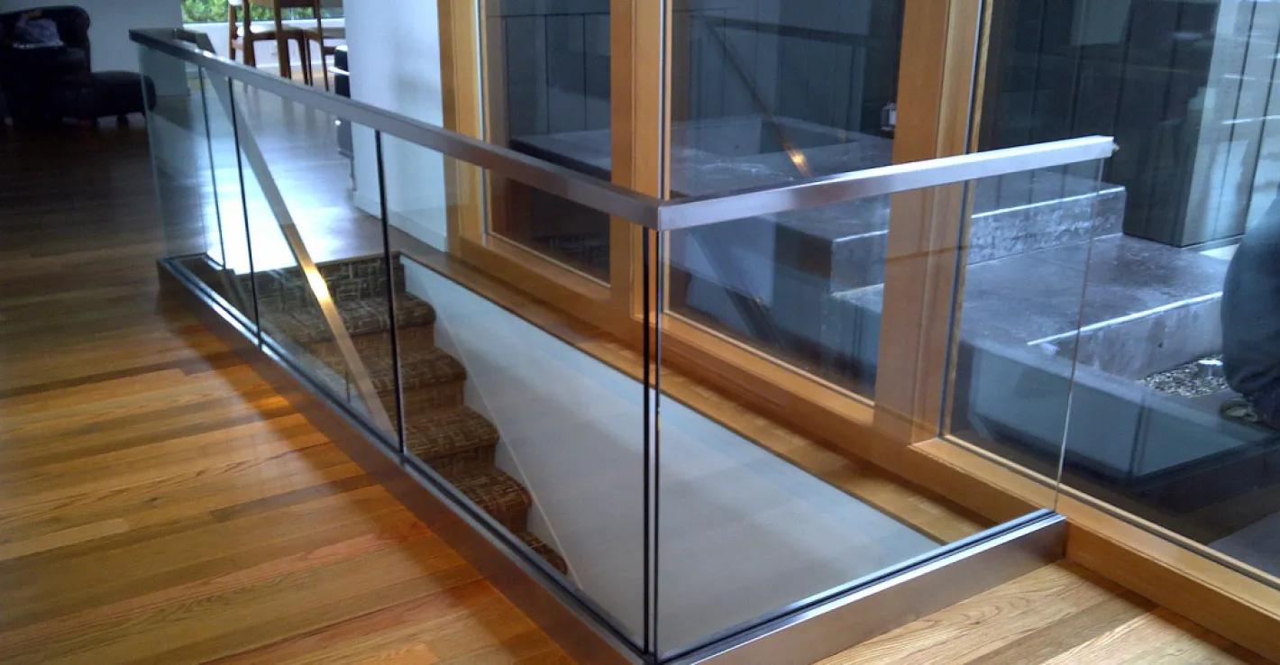 Стеклянные ограждения обеспечивают безопасность внутри дома и выглядят современно.