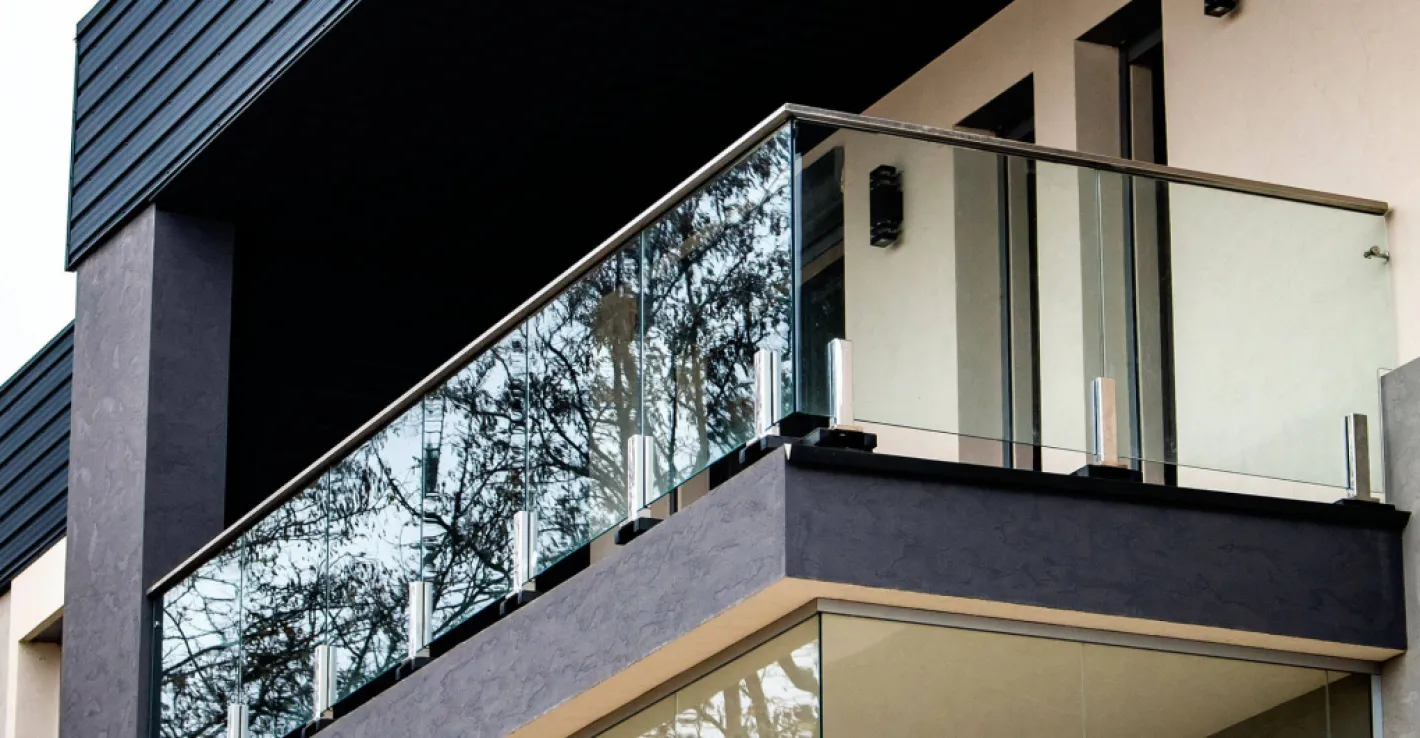 С ограждениями из стекла дом остаётся визуально просторным и современным.