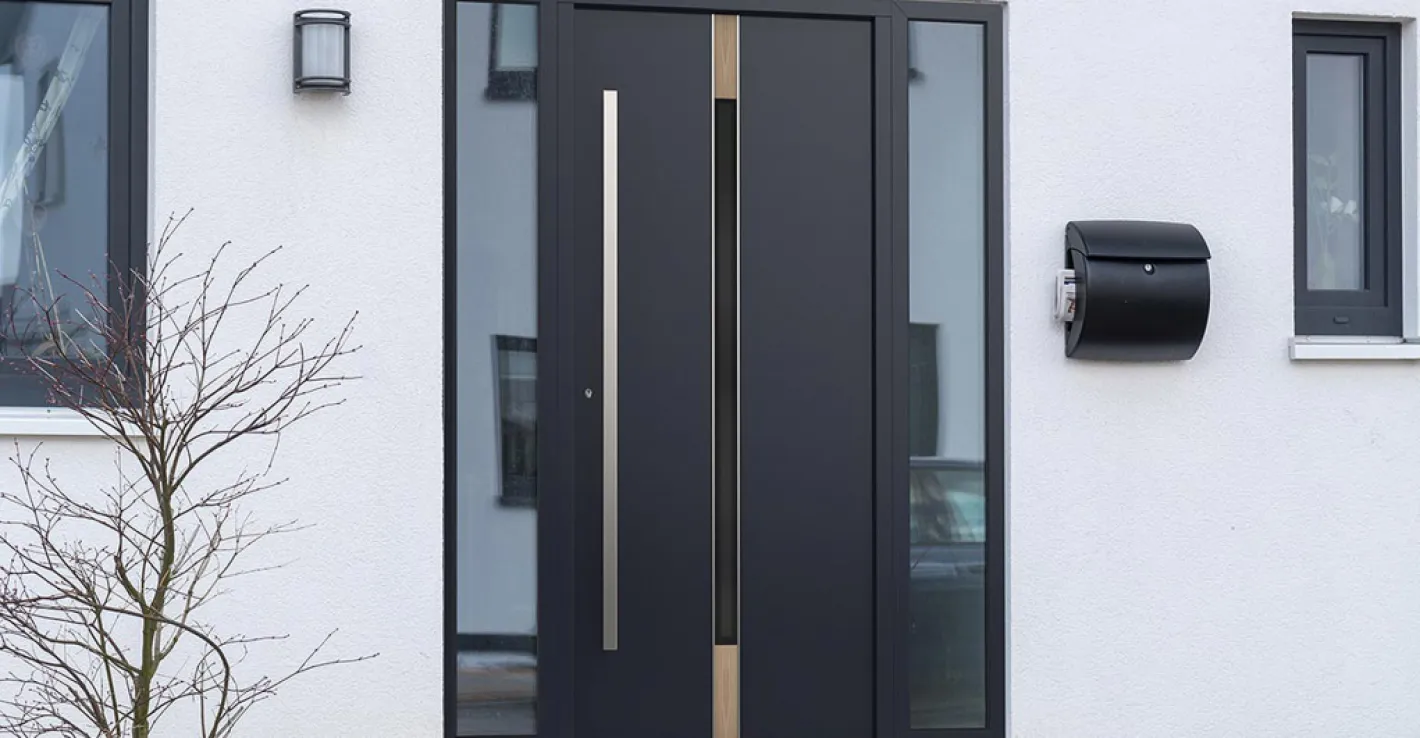 Алюминиевые двери — практичное решение для загородного дома с любым дизайном.