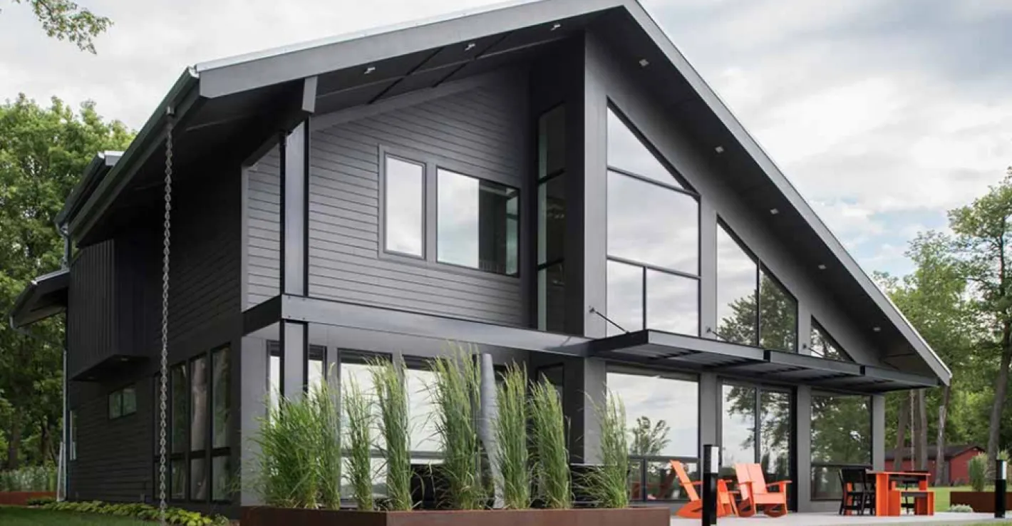 Алюминиевые окна идеально подходят для современных загородных домов.