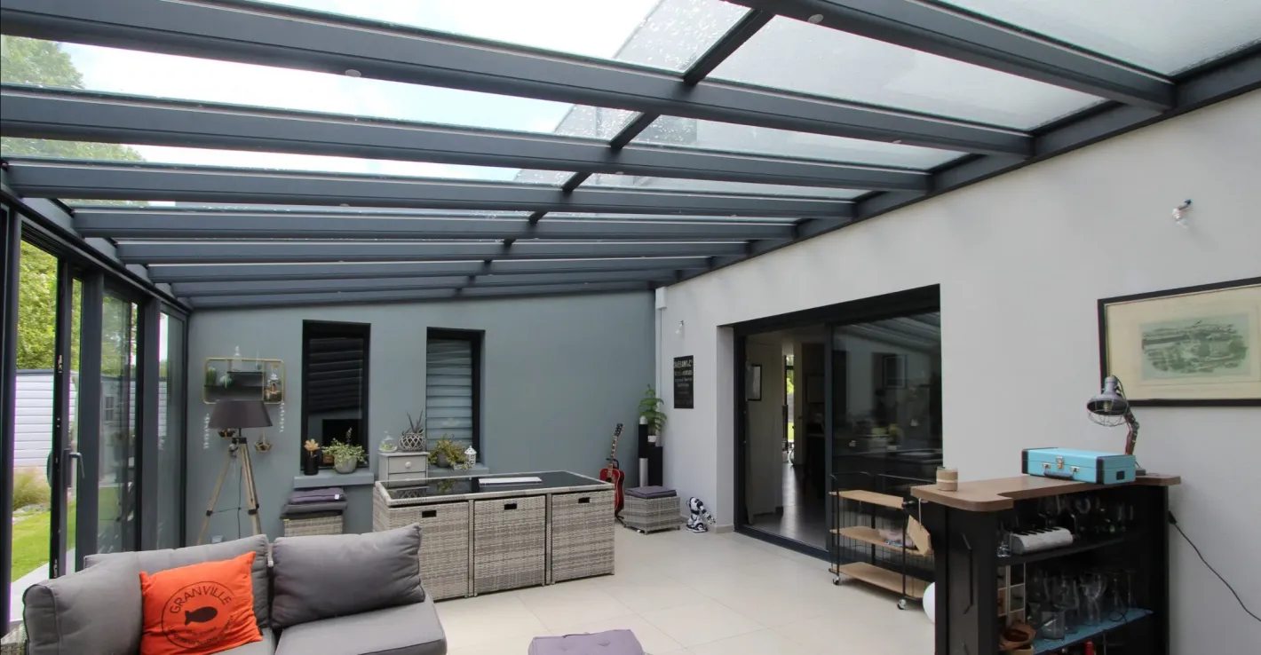 Веранда со стеклянной крышей наполняет дом светом и расширяет пространство.