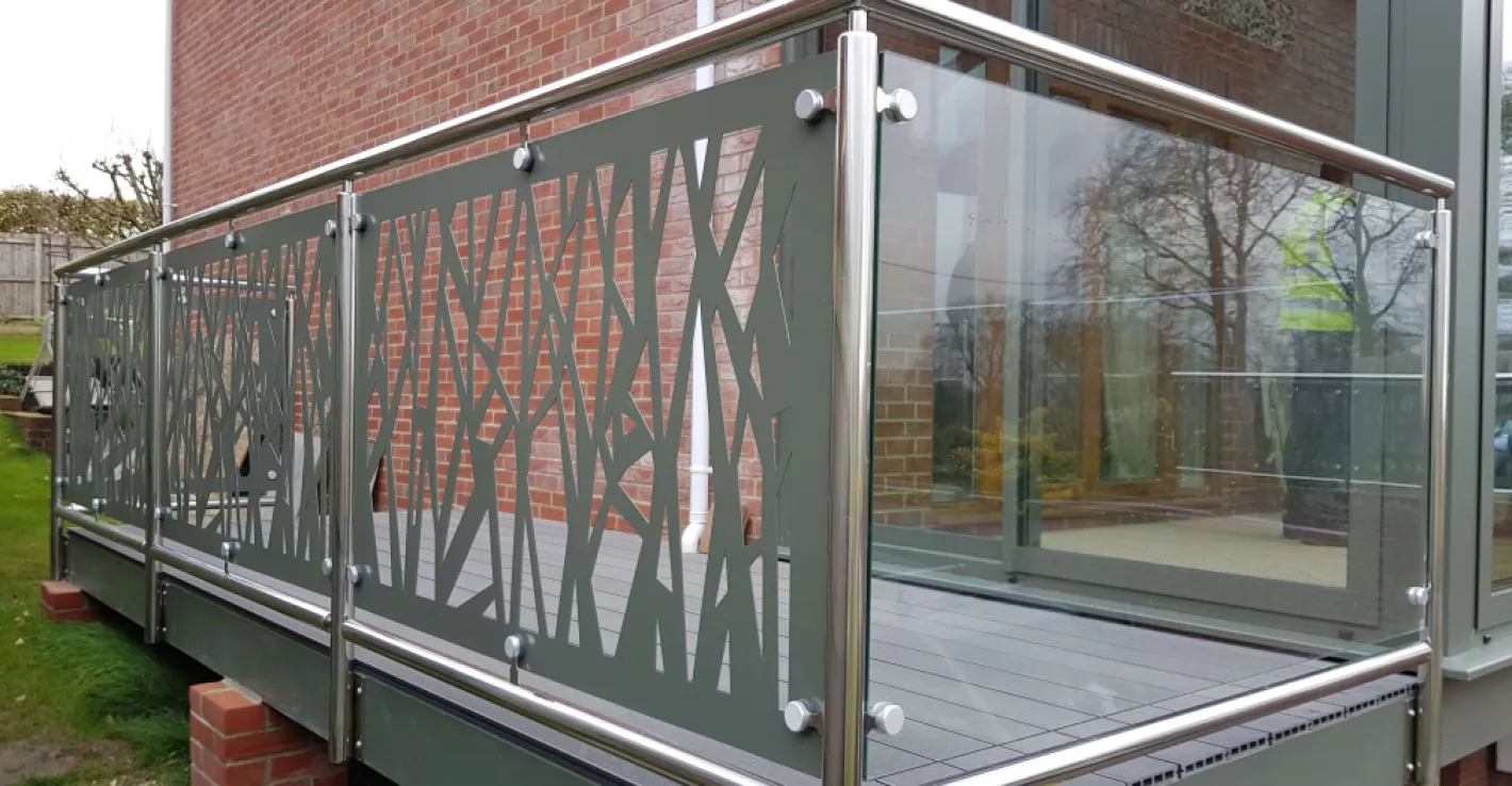 Стеклянные конструкции легко сочетаются с любым стилем оформления веранды.