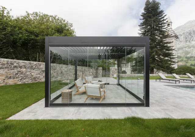 Алюминиевая беседка во дворе