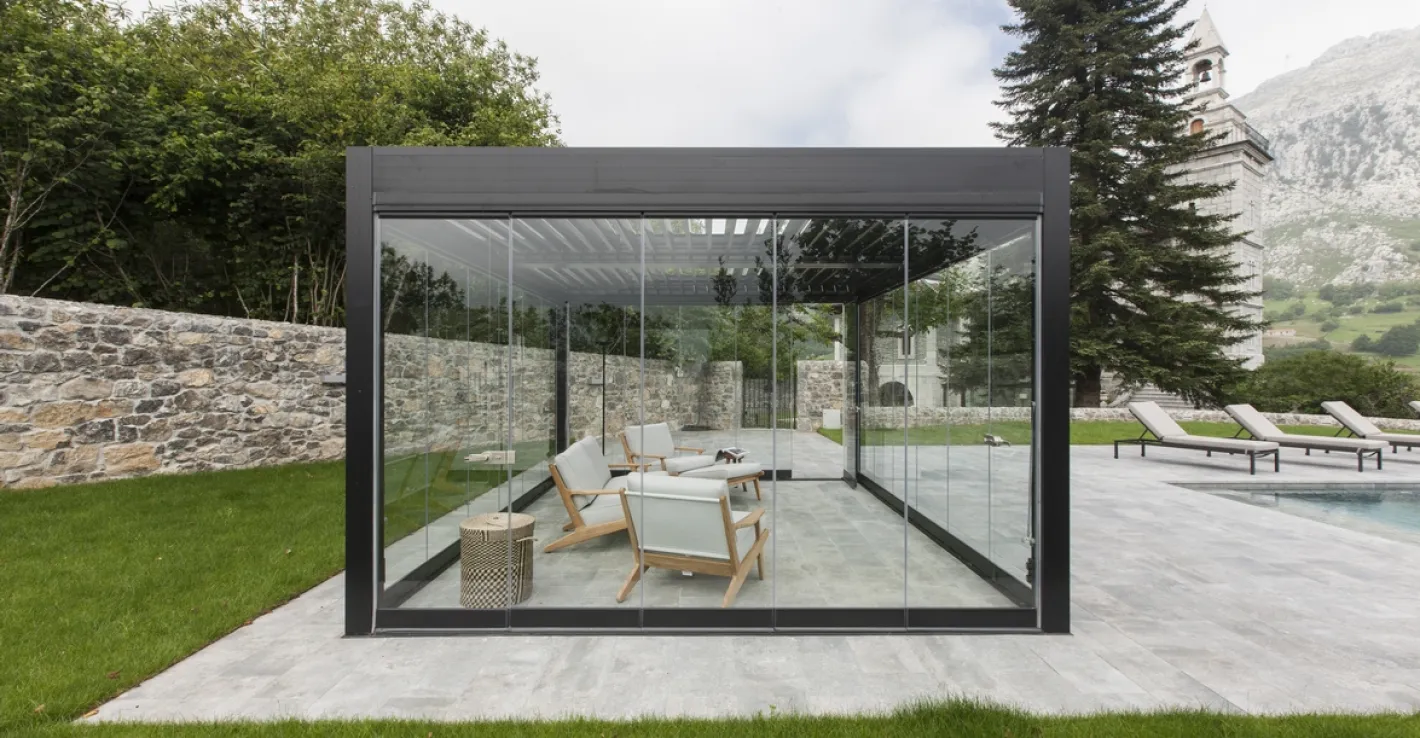 Лёгкая и прочная алюминиевая беседка превращает двор в комфортное пространство для семьи.