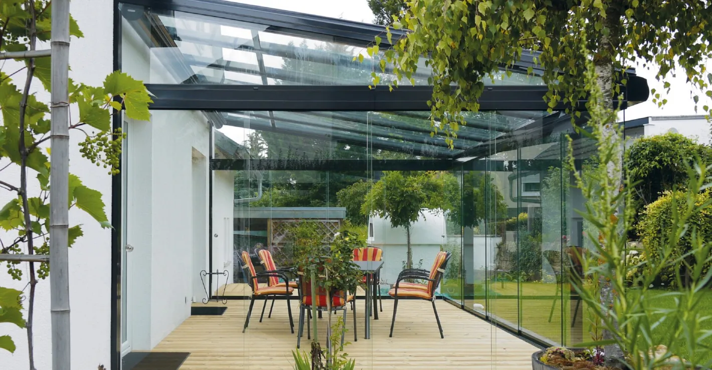 Холодное остекление веранды из алюминия защищает от осадков, сохраняя свет.