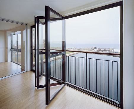 Алюминиевые двери гармошка для балкона фото 0