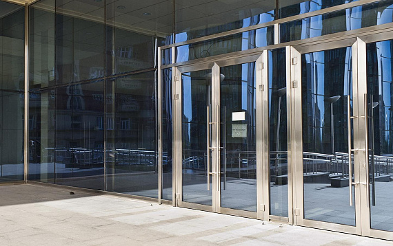 Алюминиевые двери в бизнес центр фото 0