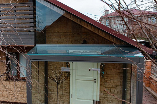 Цельностеклянный тамбур со стеклянной крышей фото 3