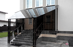 Над крыльцом